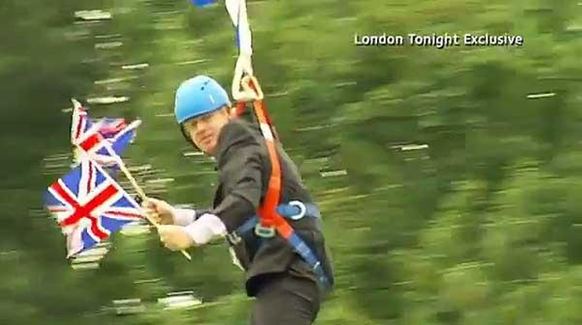 Boris Johnson s’ha passat cinc minuts suspès en l’aire.