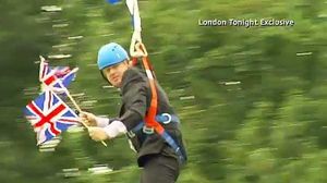 Boris Johnson s’ha passat cinc minuts suspès en l’aire.