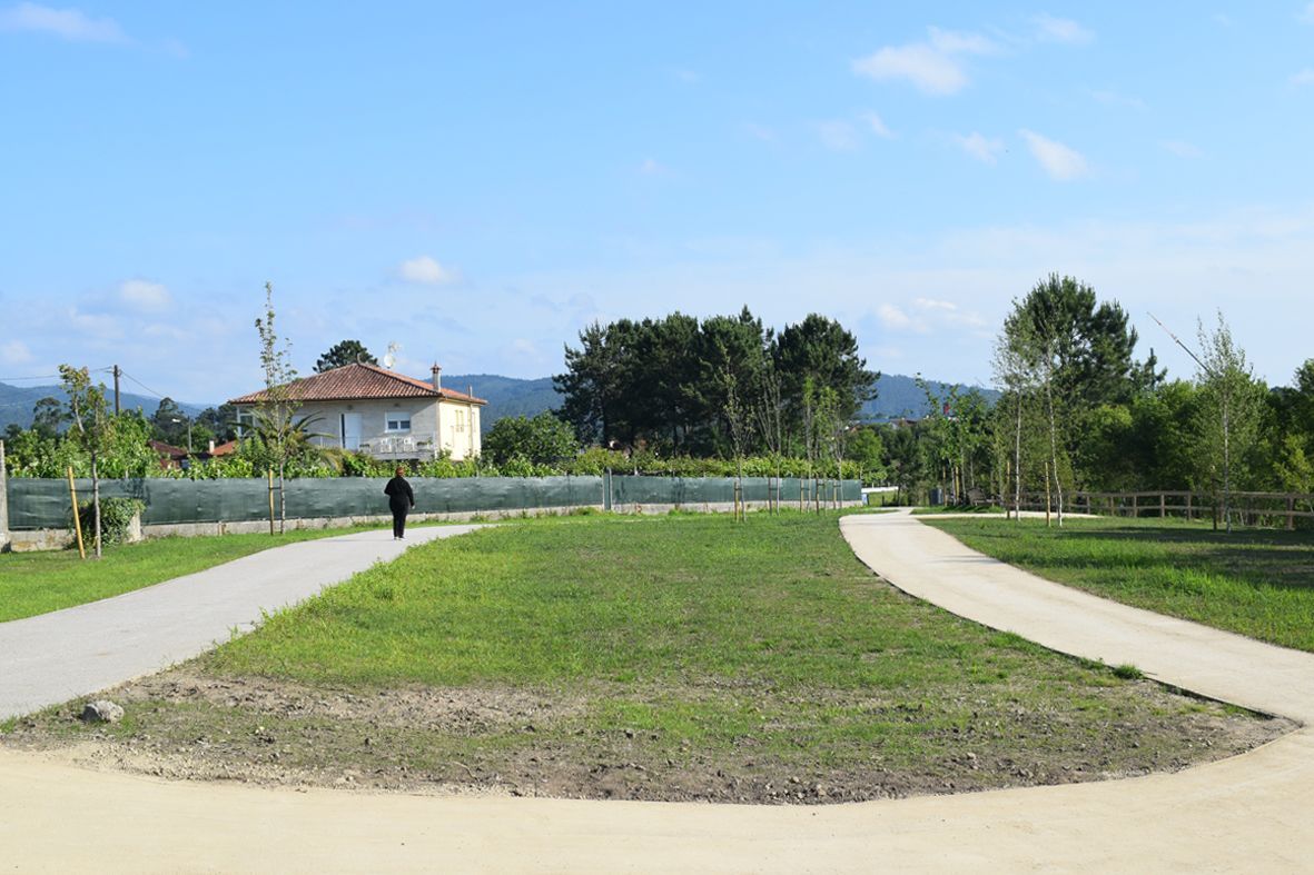 Completan la red de senderos y carriles bici, en la primera fase del parque acuático de Porto Piñeiro (Valga).
