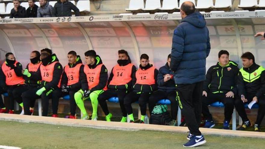 El banquillo del Elche ayer en Lleida, en el que se volvieron a quedar Nino y Sory Kaba.