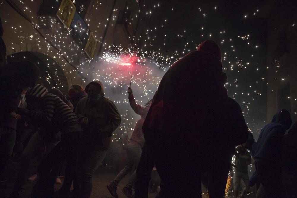 Els Diables omplen de foc i pólvora el Barri Vell