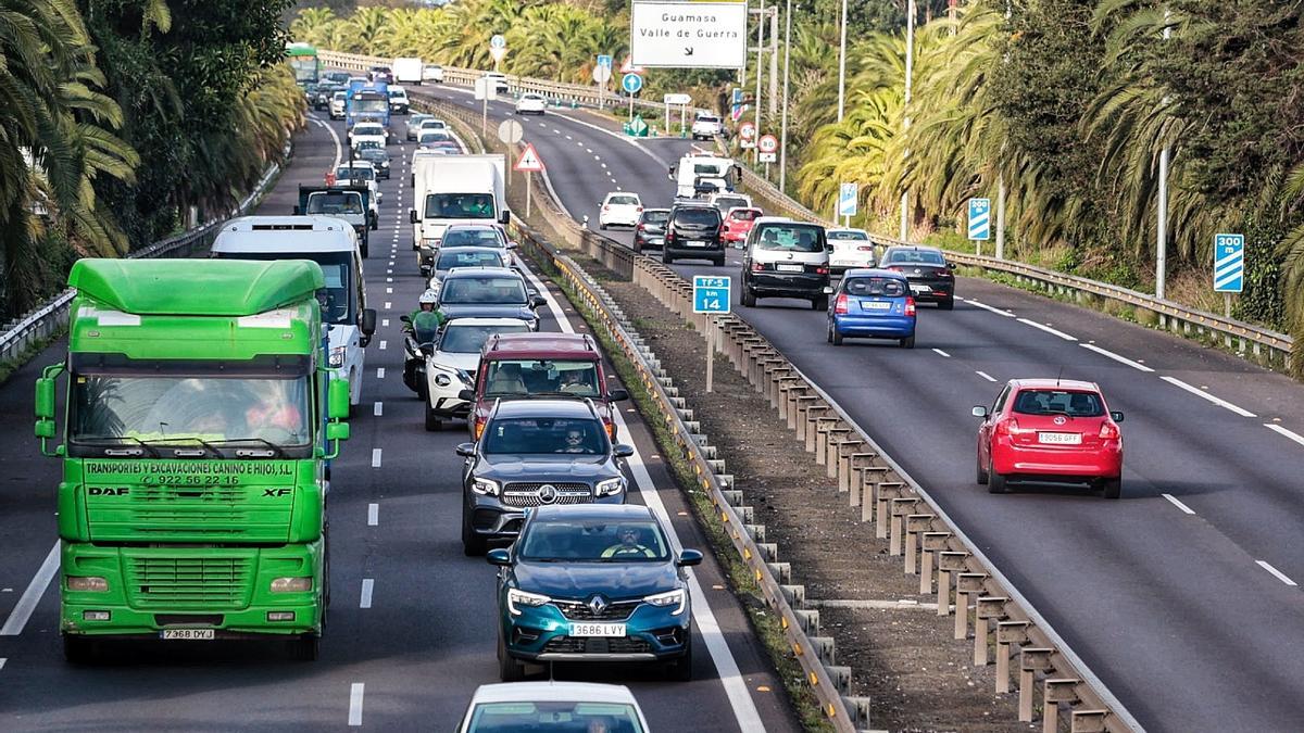 Colas en la autopista del norte de Tenerife.