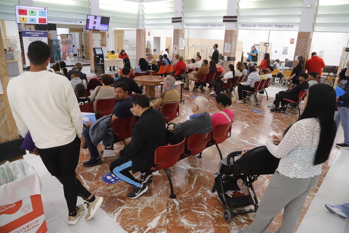 Personas esperando para realizar el trámite en la oficina de atención ciudadana, este jueves.