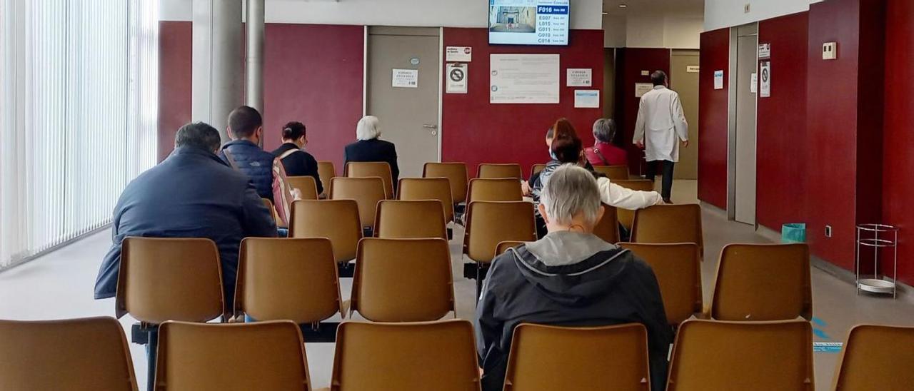 Una de las salas de espera del centro de salud Virxe Peregrina de Pontevedra, ayer por la mañana. |   // GUSTAVO SANTOS