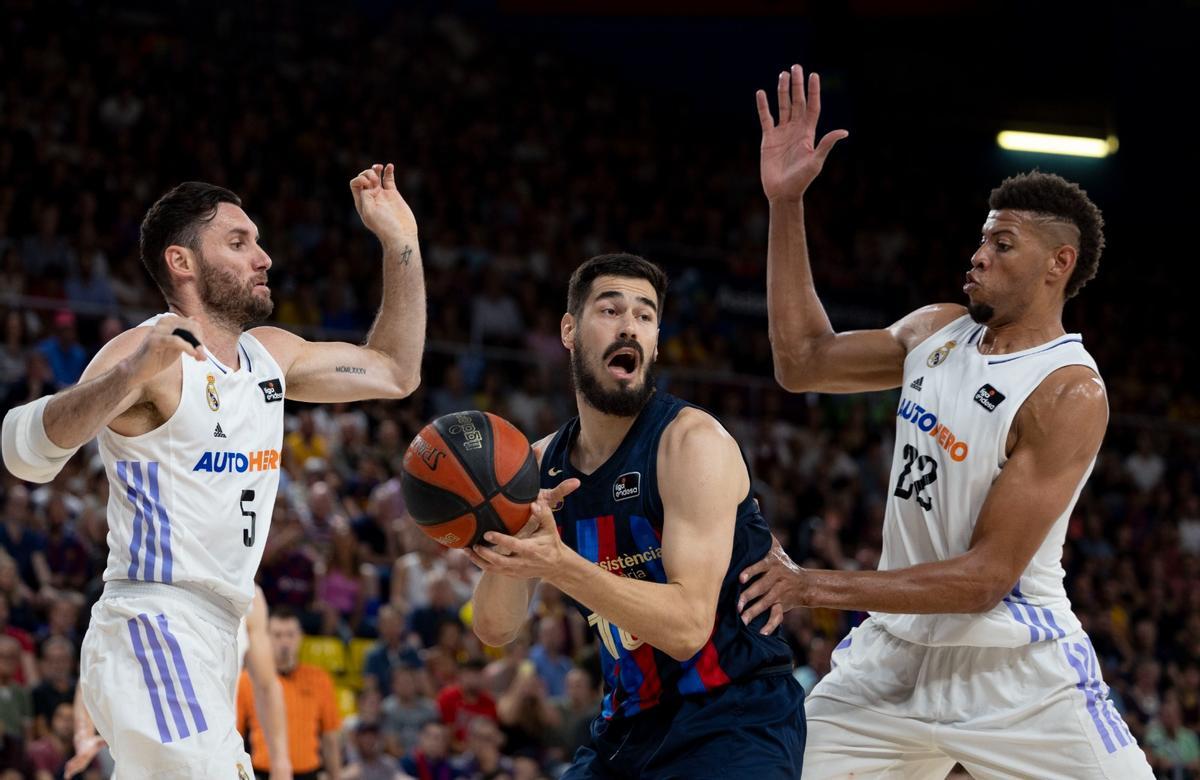 Kalinic, rodeado de rivales en el partido ante el Madrid