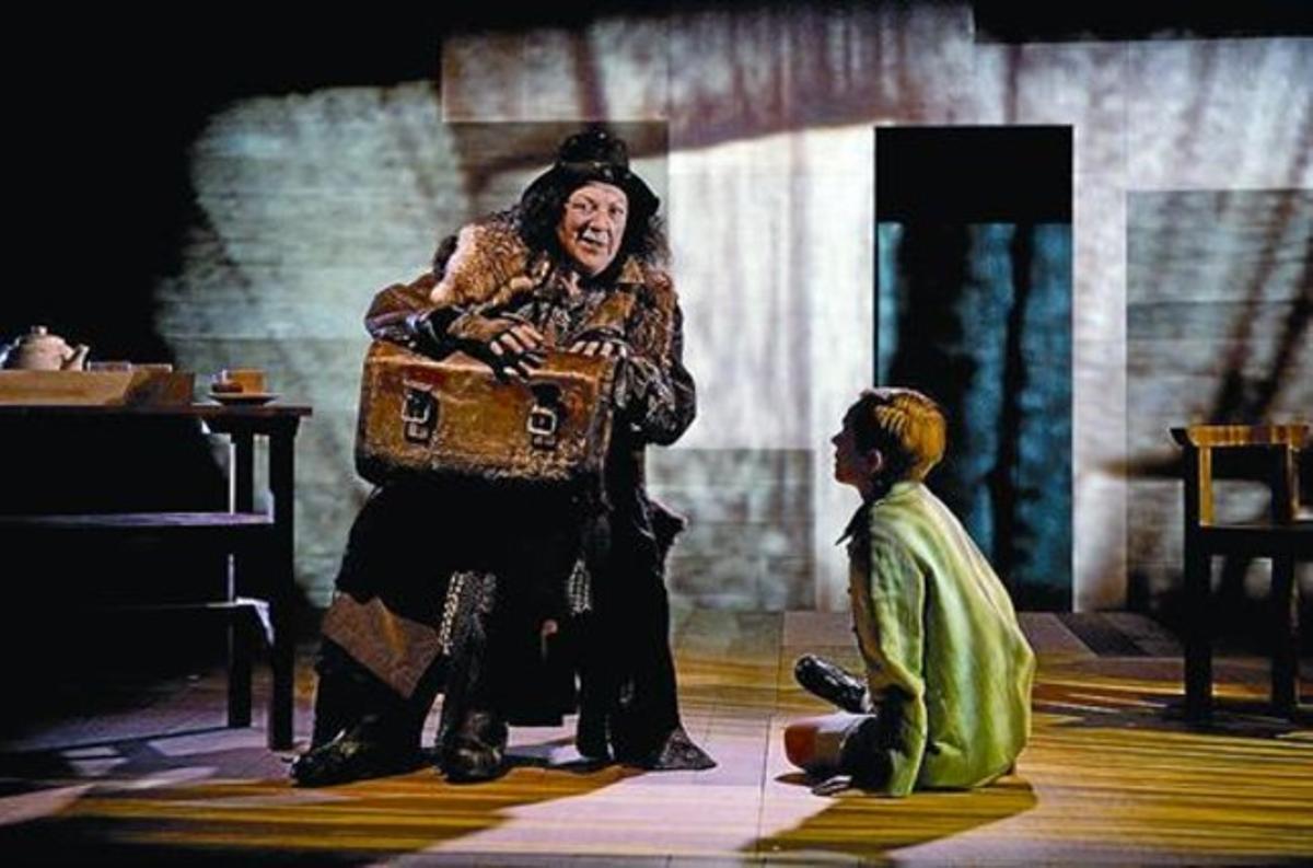 Fantasia 8La Dona de les rates (Jesusa Andany) i Eiolf (Sara Rosa Losilla), en l’obra que dirigeix Casares. Fantasia 8La Dona de les rates (Jesusa Andany) i Eiolf (Sara Rosa Losilla), en l’obra que dirigeix Casares.