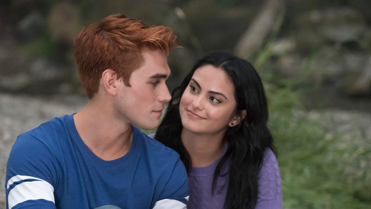 KJ Apa (Archie) y Camila Mendes (Veronica), en la tercera temporada de 'Riverdale'