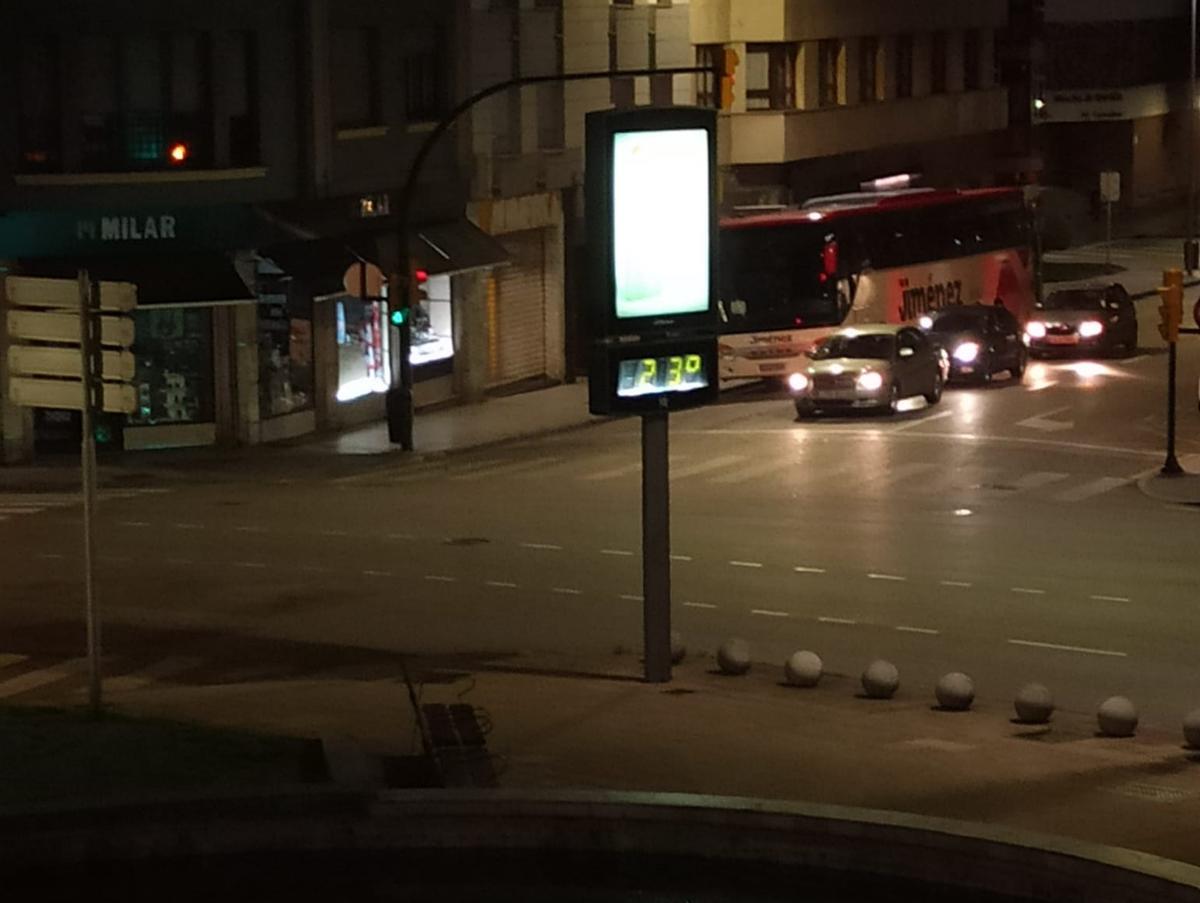 Un termómetro marca 23 grados a primera hora de la mañana de este miércoles en Gijón