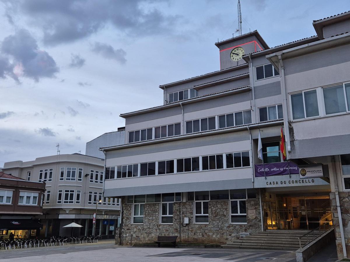 Fachada da casa consistorial de Carballo.