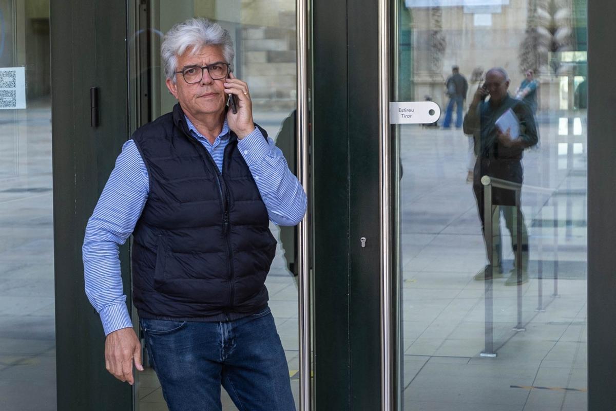El alcalde de líber, José Juan Reus, en la puerta de la Audiencia.