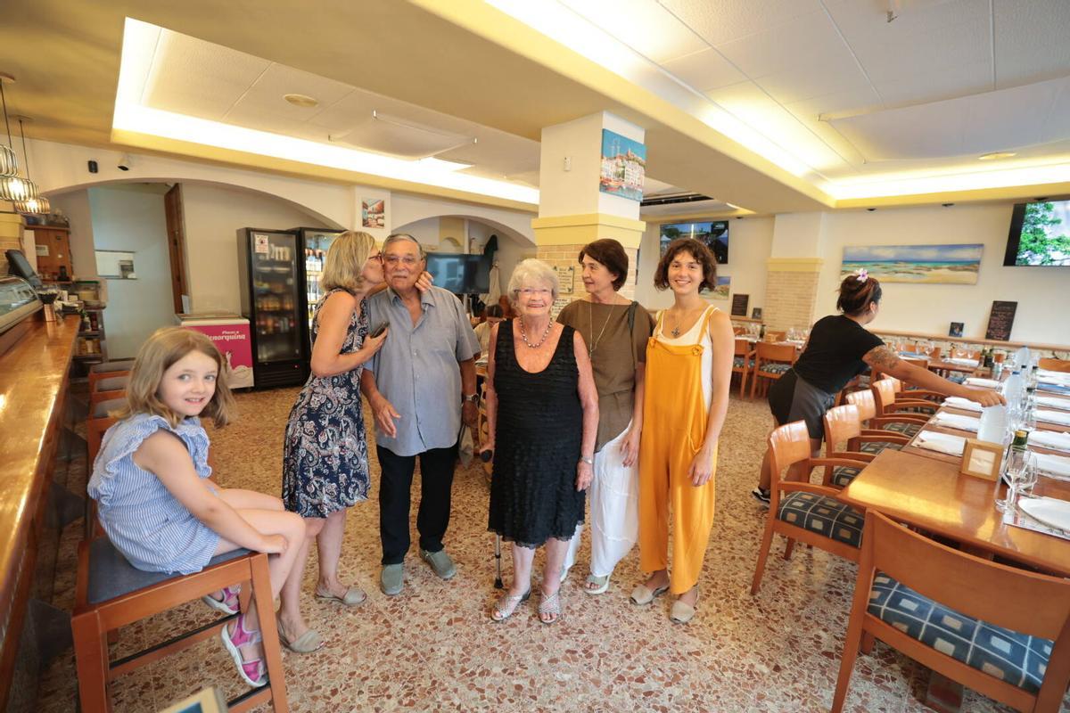 La despedida de Fleurette Ferrer y Juan Barranco de sus familiares de Ibiza en el restaurante Can Mayol