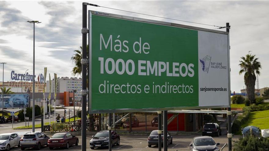 La mina anuncia en grandes vallas más de 1.000 empleos en Cáceres