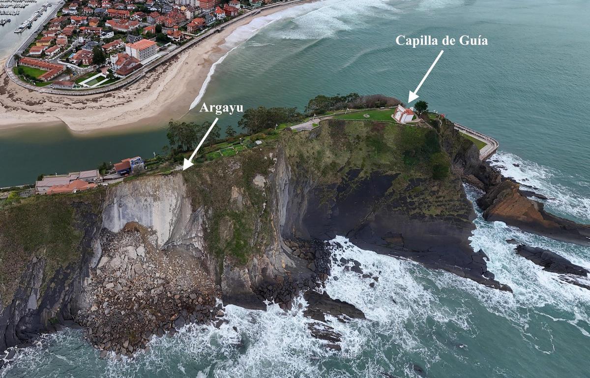 Imagen tomada desde un dron de la zona en la que se asientan la capilla de Guía y el argayu del monte Corberu, en Ribadesella.