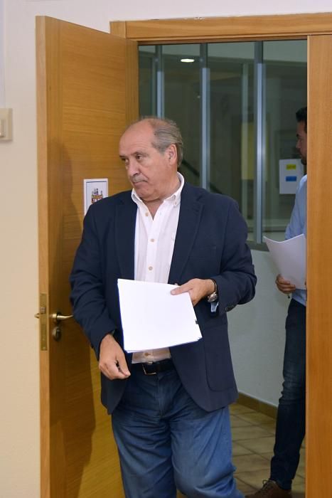 Pese a estar inhabilitado, el alcalde José García Liñares convoca un pleno extraordinario para que el Concello solicite un préstamo bancario de 2,6 millones de euros para la ejecución de varias obras.