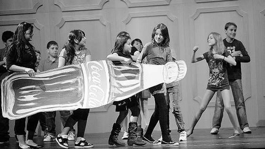 Los alumnos del colegio Menéndez Pelayo, durante su representación de ayer en el Filarmónica.