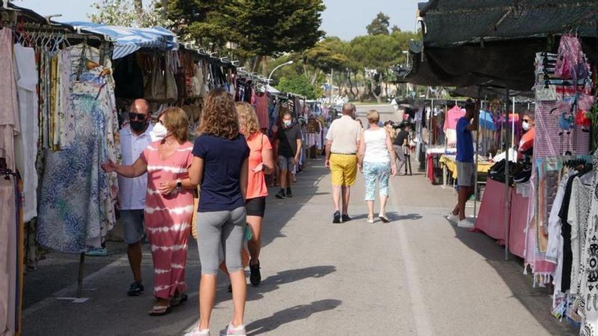El mercadillo de La Cala de Mijas, el paraíso de los descuentos con 150 puestos de decoración, ropa y artesanía