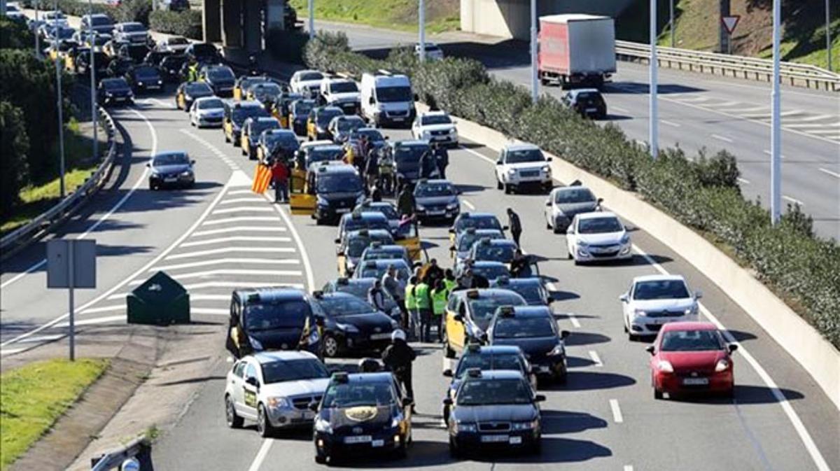 La protesta de taxistas,con retenciones y colas de más de 30 kilómetros.