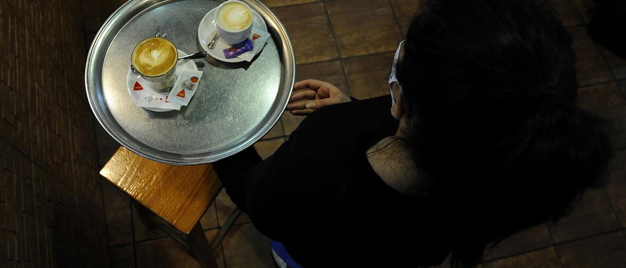 Camarera en una cafetería de Silleda