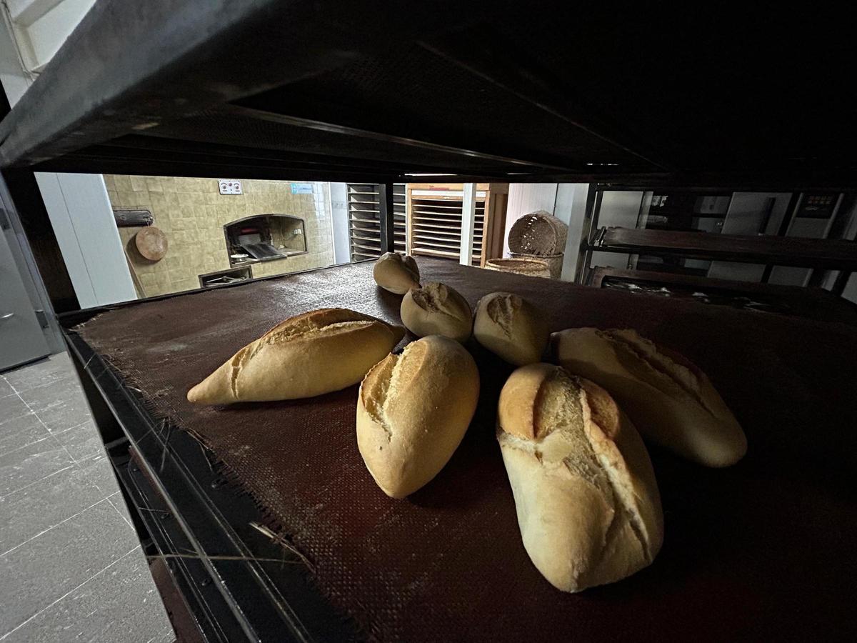 EN IMÁGENES: Luis Manuel Peláez, el último panadero de Salas que no quiere dejar de amasar