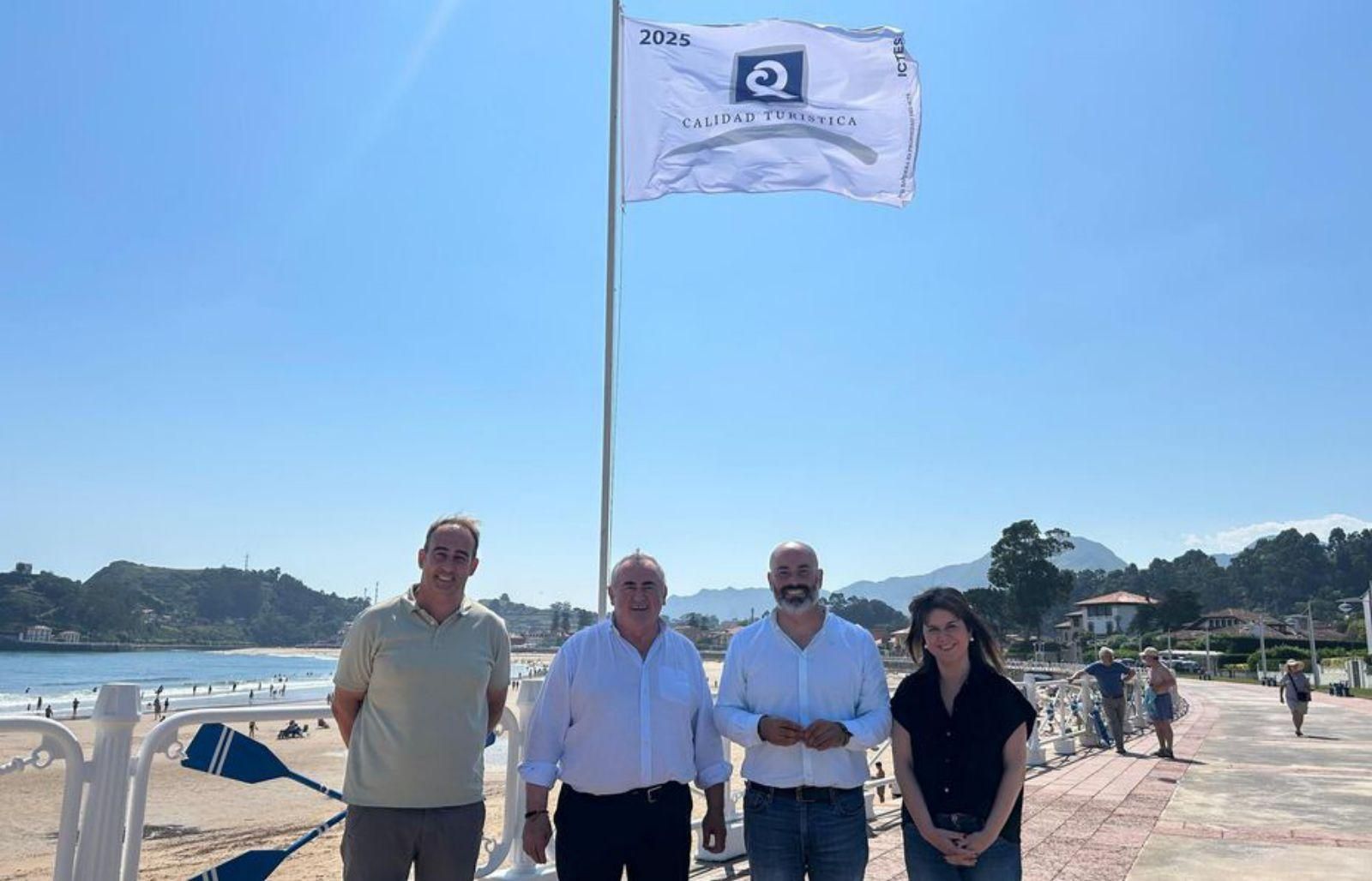 Por la izquierda, Pablo García, Fernando Fraile, Paulo García y Leticia Cué, durante el izado de la bandera «Q de Calidad» en Santa Marina.
