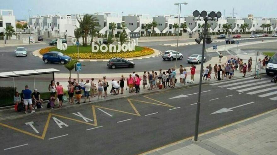 Colas junto a Zenia Boulevard para coger un taxi. Foto de Compromís.