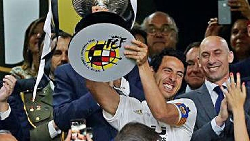 El capità del València, Parejo, aixecant la Copa del Rei.