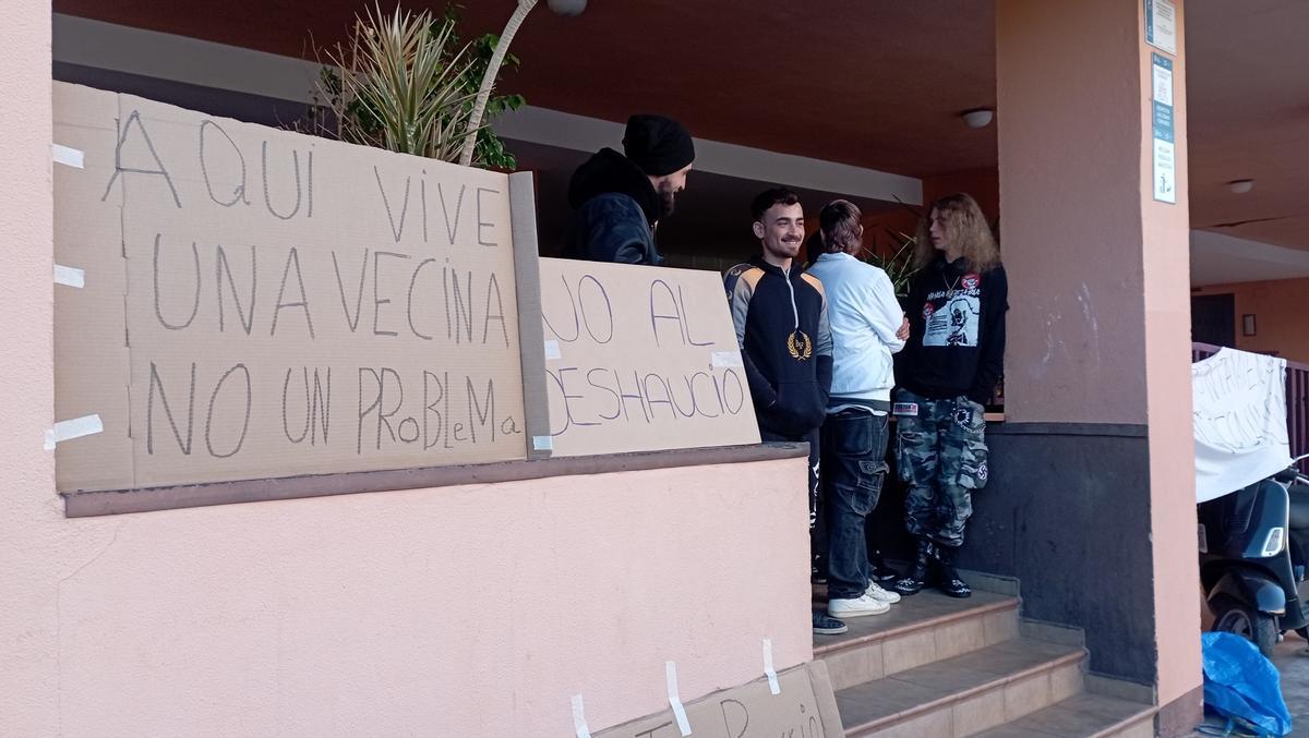 Carteles de protesta contra el desahucio en un piso del IMV en calle Cirilo Salinas, Hacienda Clavero, este martes.