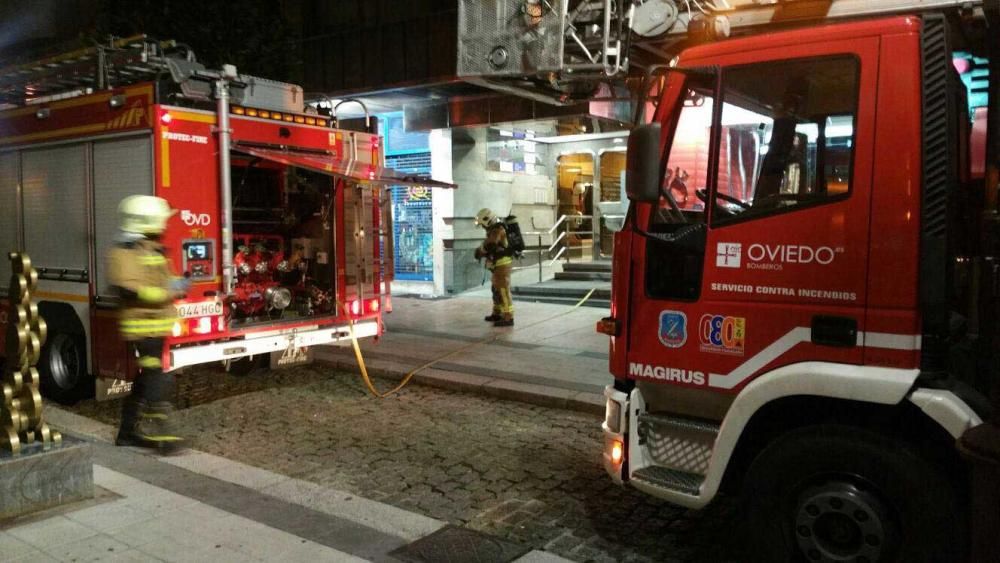 Desalojo de un edificio en el centro de Oviedo por un incendio