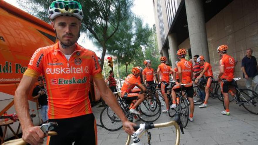 El ciclista español del equipo Euskaltel - Euskadi, Samuel Sánchez, prepara su bicicleta para salir a entrenar con sus compañeros durante la primera jornada de descanso de la Vuelta Ciclista a España en Tarragona.