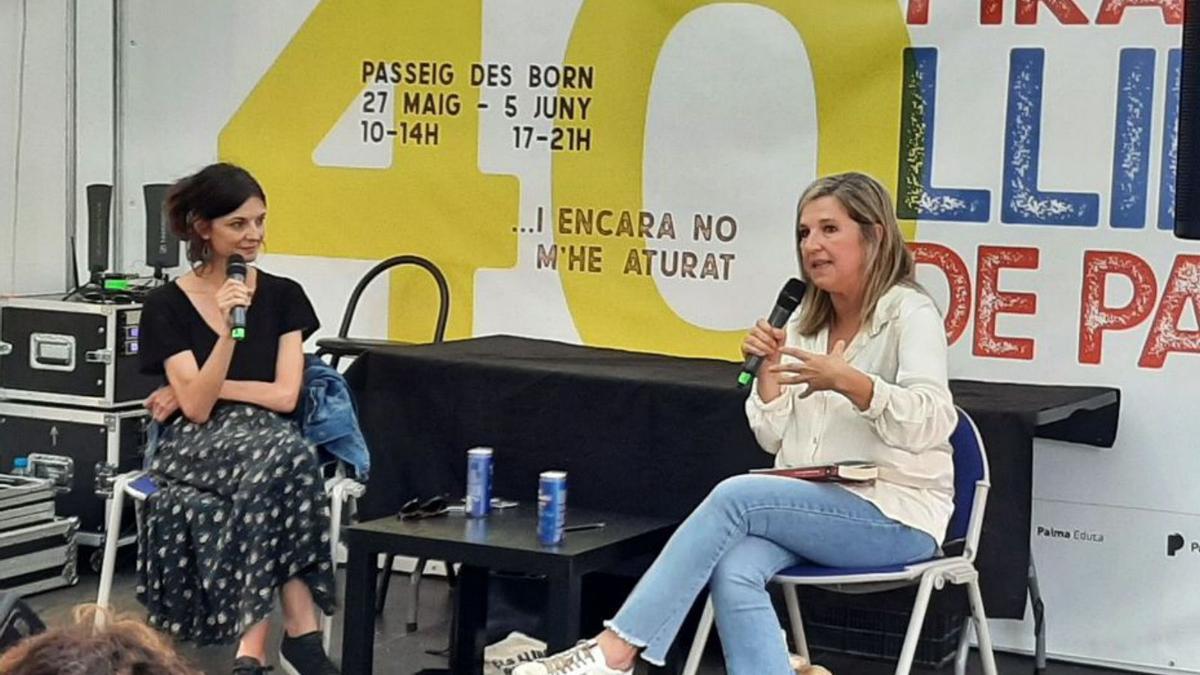 Las periodistas Marta Vives y Neus Albis disertaron sobre el amor. | M. F.