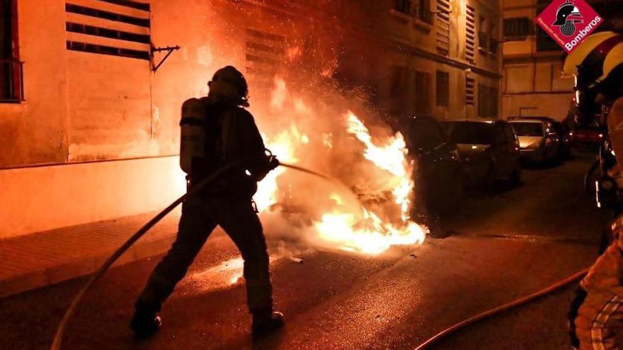 Incendian cuatro vehículos y dos contenedores en Elda