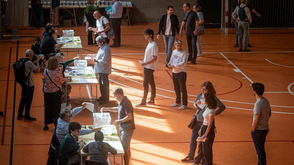 Votaciones en la escuela Grèvol de Barcelona, en el barrio del Front Marítim.