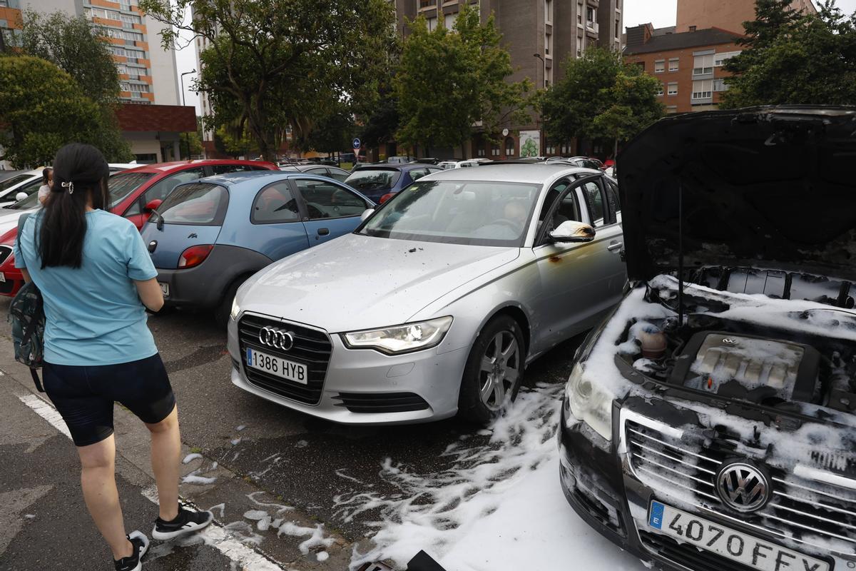 El incendio de varios coches en un parking de Gijón, en imágenes