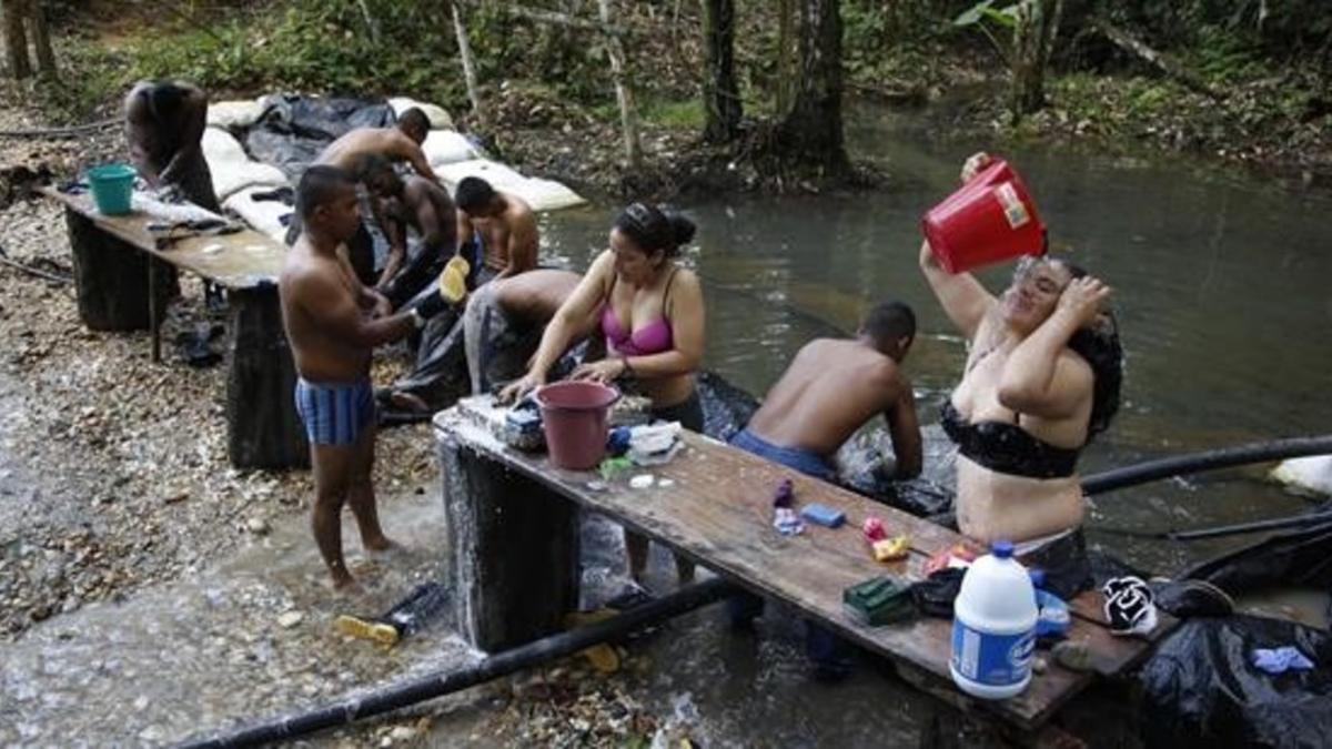 Guerrilleras de las FARC se asean en un campamento en la selva, el pasado 11 de agosto.