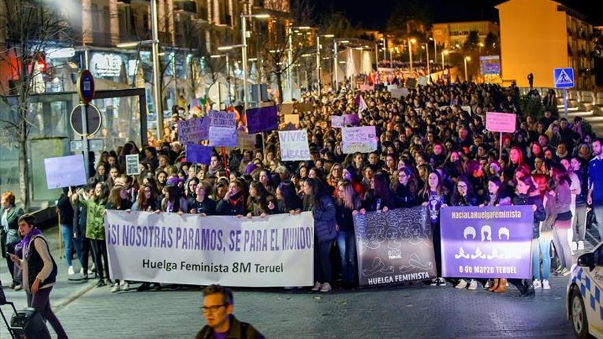 10.000 personas salen a la calle en las dos ciudades