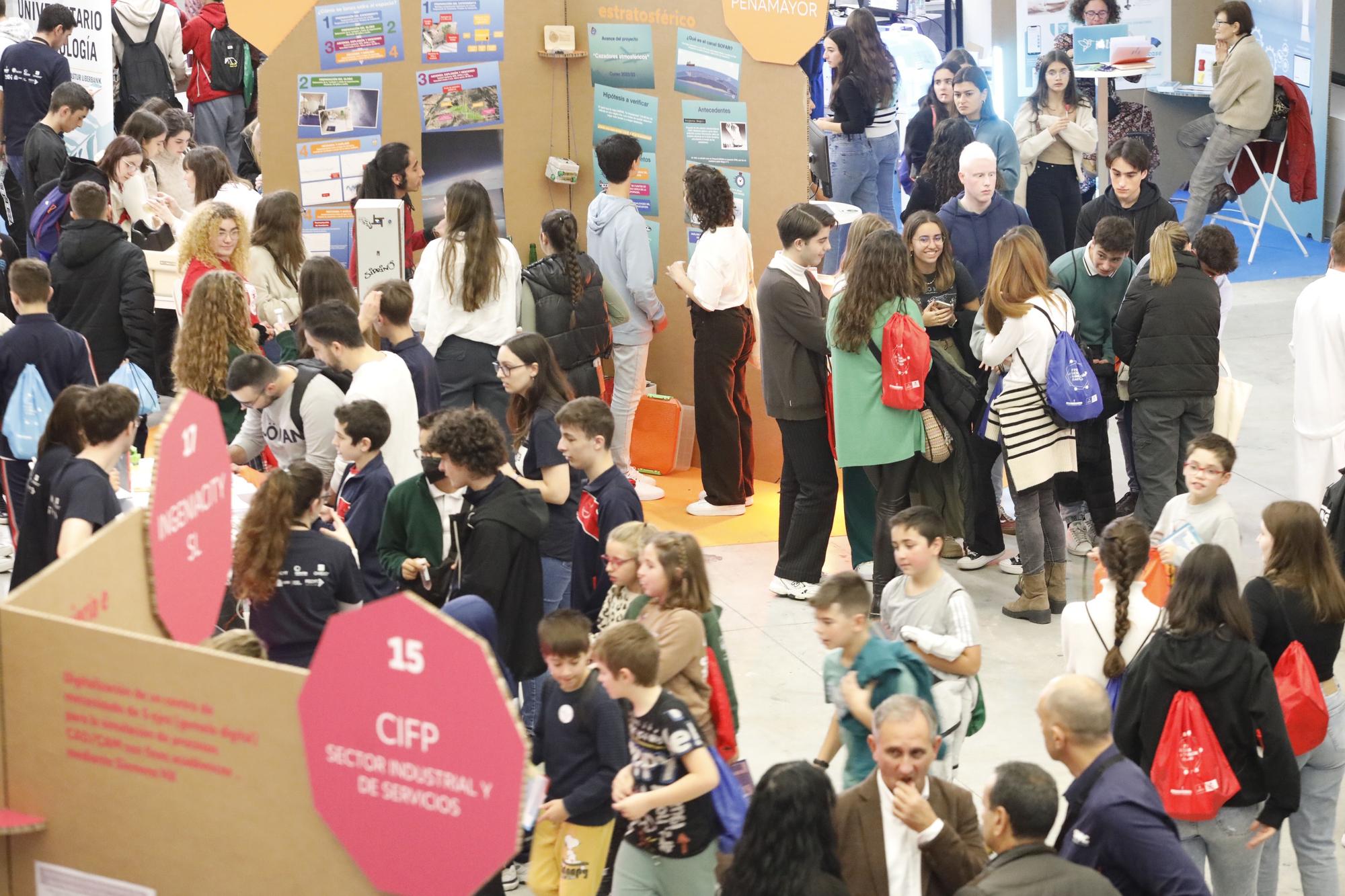 La primera Feria de la Ciencia y la Innovación congrega a 1.600 estudiantes en la Laboral