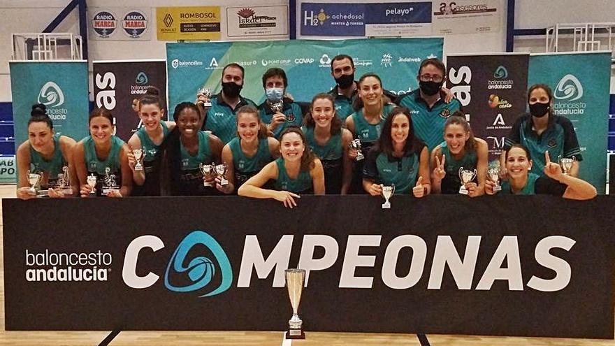 Las jugadoras del equipo esteponero posan con el trofeo