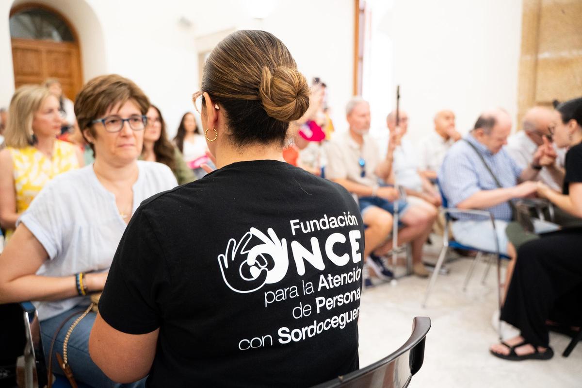 Extremadura pone voz en Cáceres a la realidad de la sordoceguera: "Es una discapacidad única"