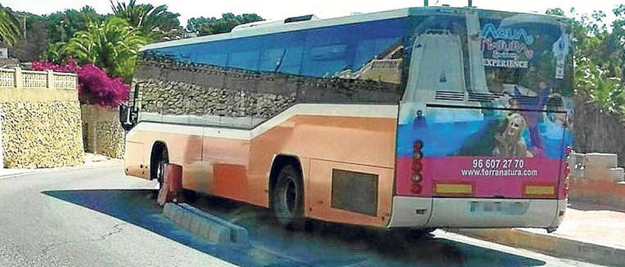 Un autobús bloqueado por el bordillo central