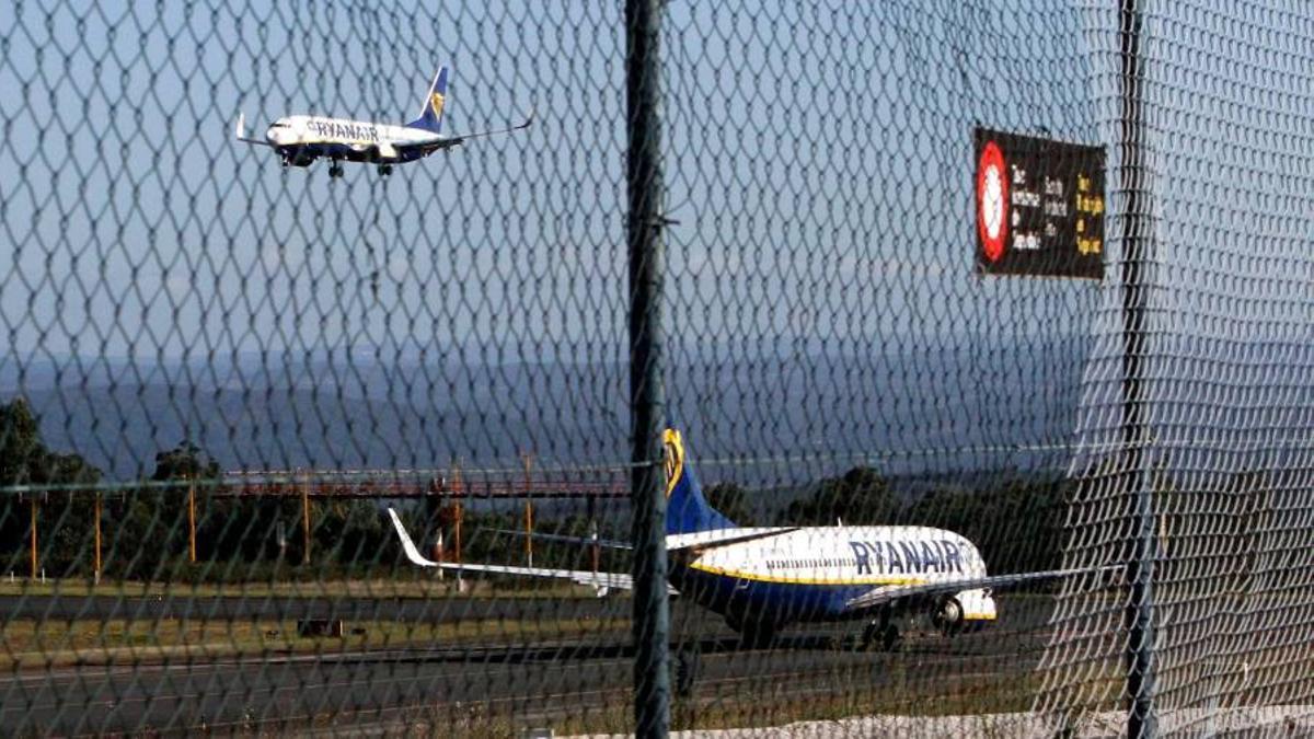 Dos aeronaves de Ryanair en las maniobras de despegue y aterrizaje en la pista de operaciones de Lavacolla.