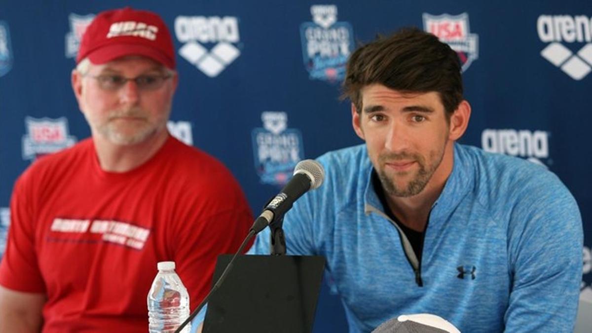 Phelps, junto a su técnico, en la conferencia de prensa