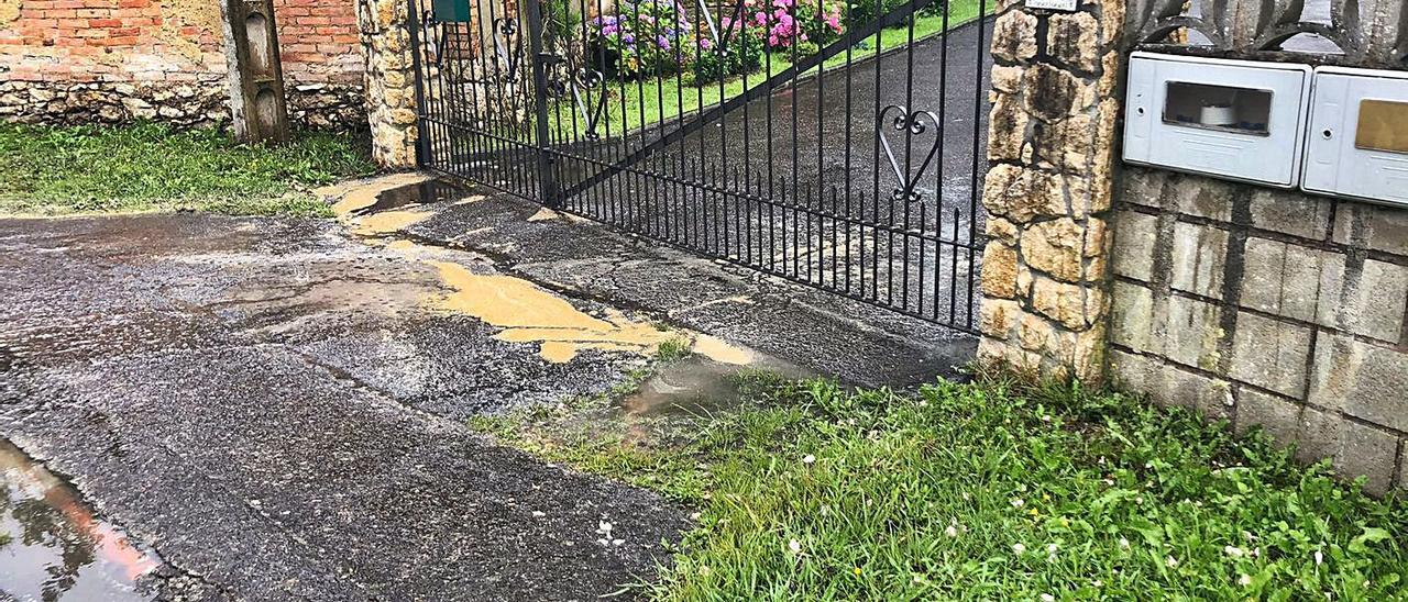 Zona con aguas fecales en la entrada de una casa en Les Folgueres. | I. G.