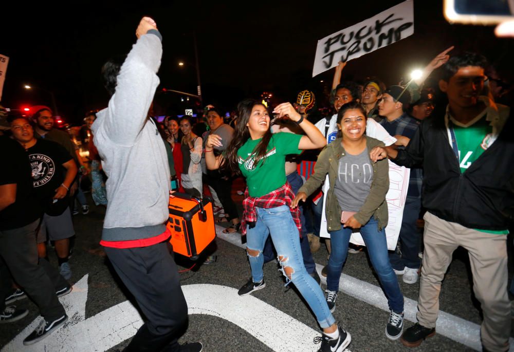 Muestras de apoyo y rechazo a Donald Trump en Costa Mesa, California