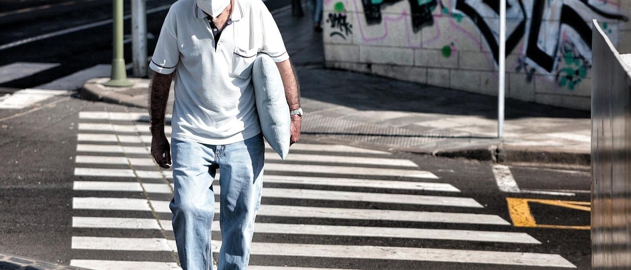 Una persona camina por Santa Cruz de Tenerife.