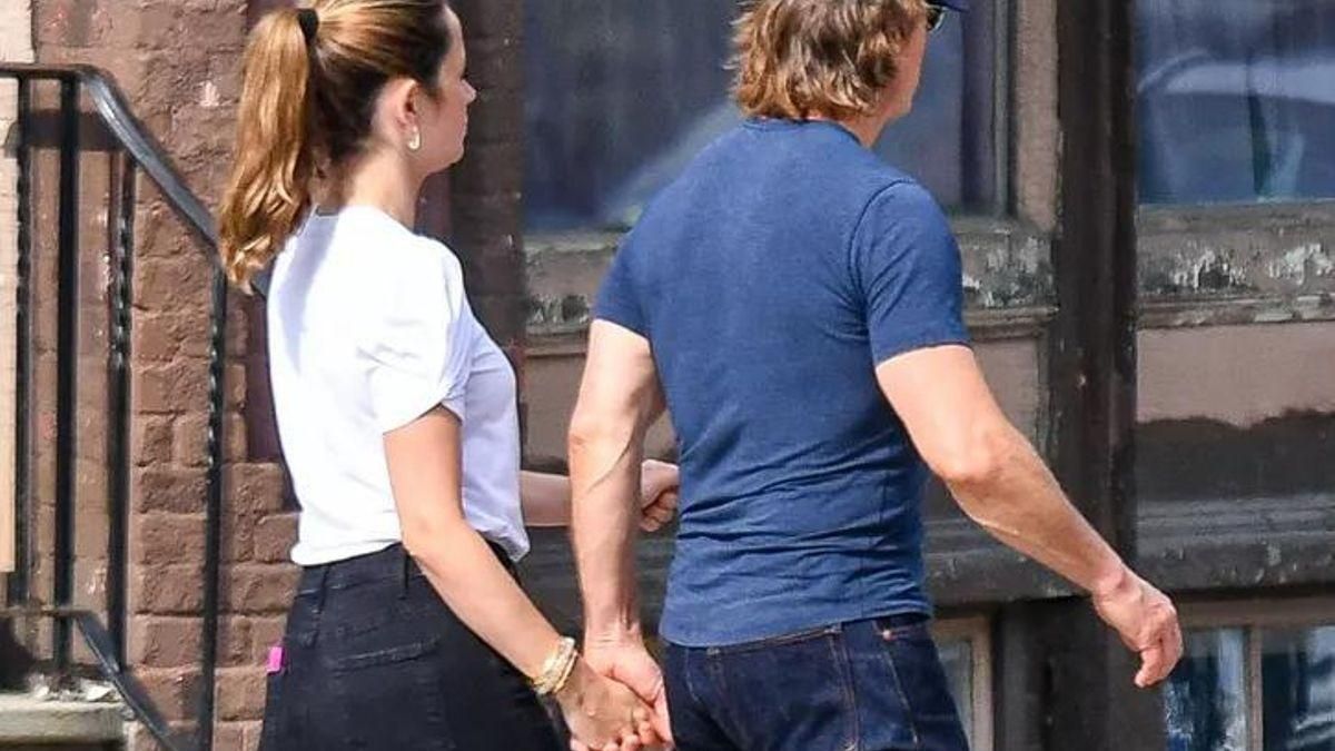 Tom Cruise paseando de la mano con su nueva pareja.