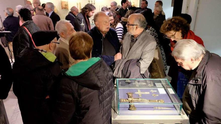 Luis Cid conversa con Bariego y Coomonte en presencia de Antonio Pedrero y Rosario García.