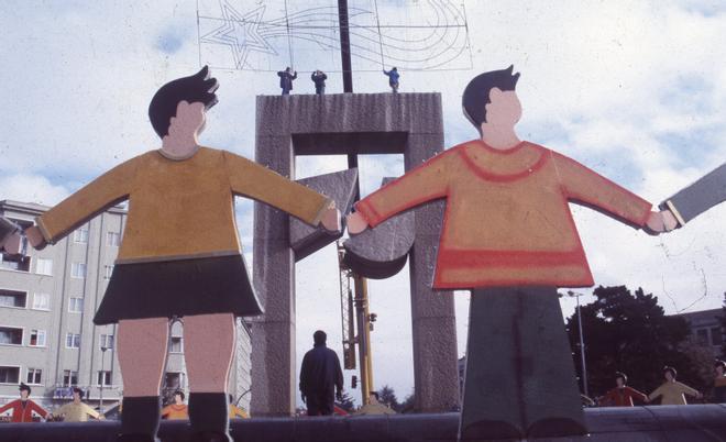 Un corro multicolor rodeó la Puerta del Atlántico en la Navidad de 1995
