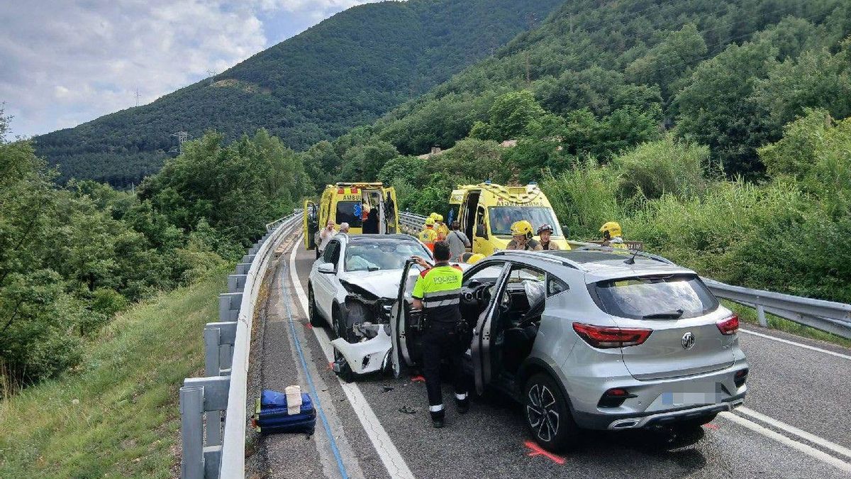 Accident frontal amb vuit ferits a la C-16, a Cercs