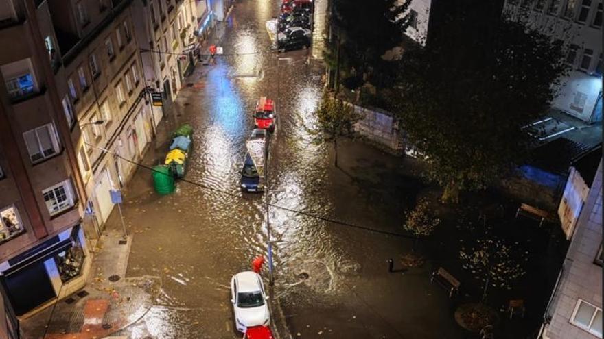 Los vecinos de la calle Fernando Olmedo, en Pontevedra, sufren una nueva inundación