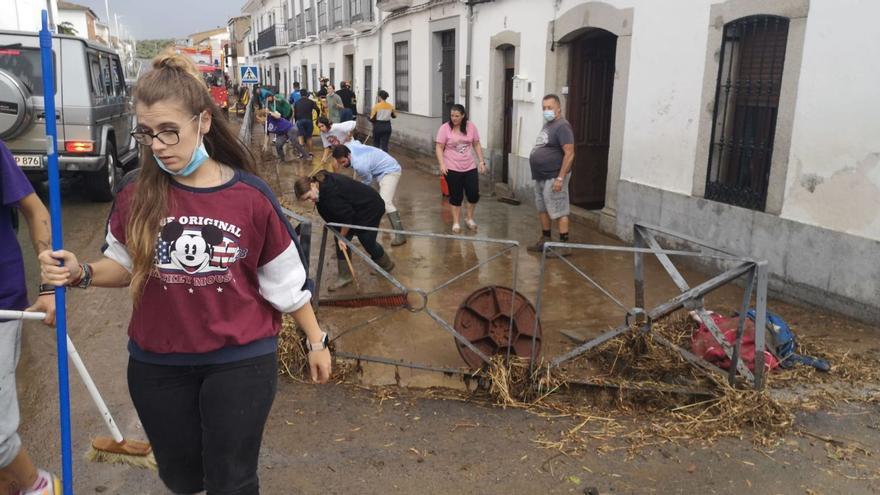 Los vecinos de Alcaracejos limpian las calles tras la tormenta caída en septiembre de 2021.